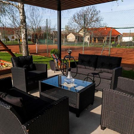Tennis Guesthouse Ordacsehi Exteriör bild