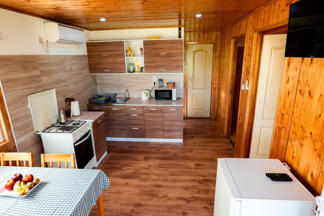 Tennis Guesthouse Ordacsehi Exteriör bild