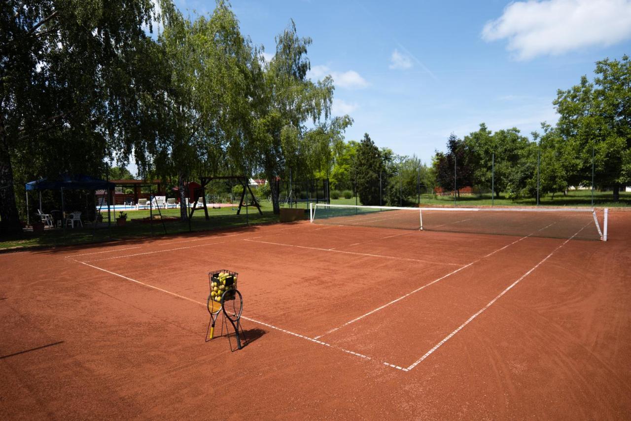 Tennis Guesthouse Ordacsehi Exteriör bild